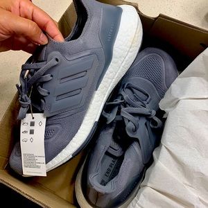 BRAND NEW IN BOX Adidas Ultraboost 22